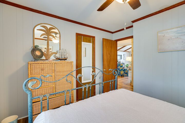Oak Island Vacation Rental w / Decks Walk to Beach