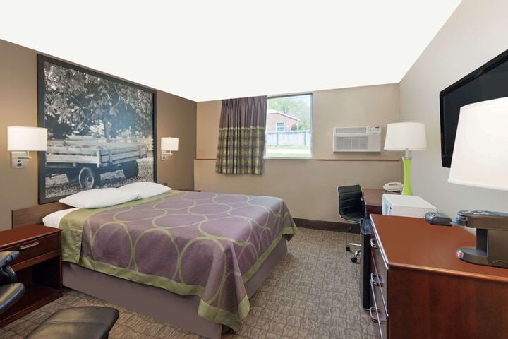 Super 8 by Wyndham Carroll