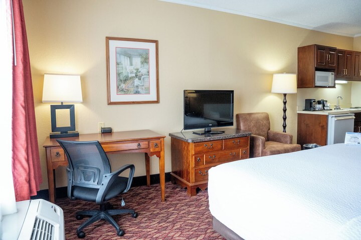 Coshocton Village Inn and Suites