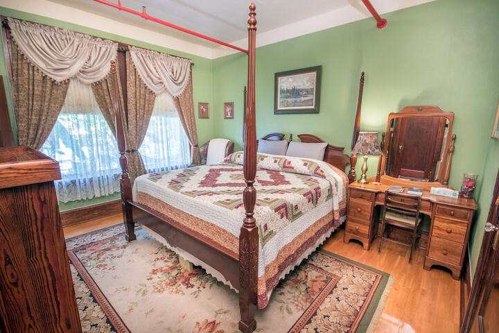 Room 27 of 77