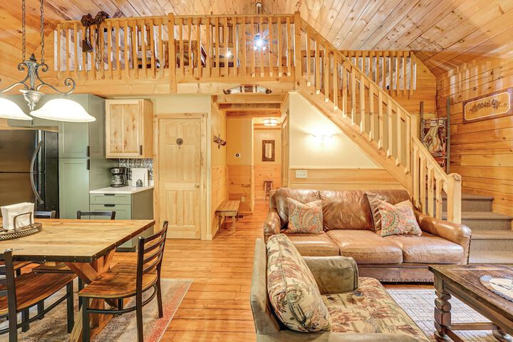 Fire Pit & Porch: Warm & Woodsy Rothbury Escape!