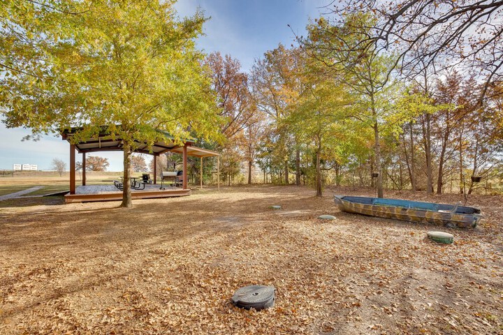 On-site Fishing Pier: Pet-friendly Kerens Cabin!