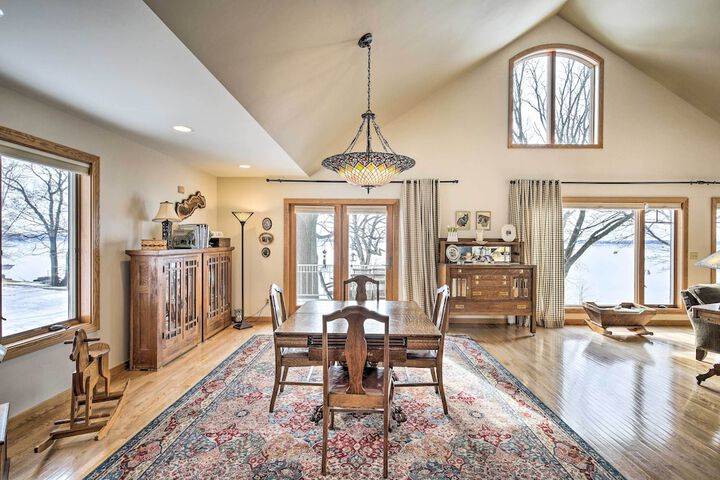 Pet-friendly Family Home Situated on Green Lake!
