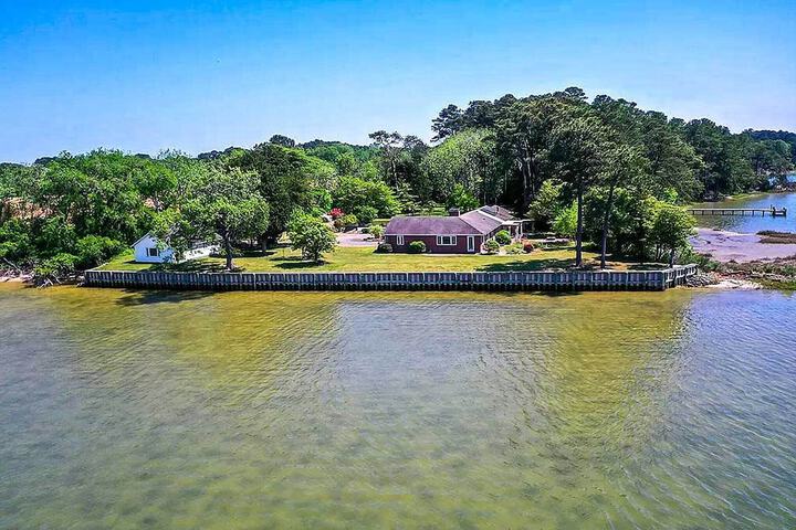 Bayfront Retreat w / Game Room + Outdoor Pool!