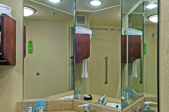 Room 14 of 27