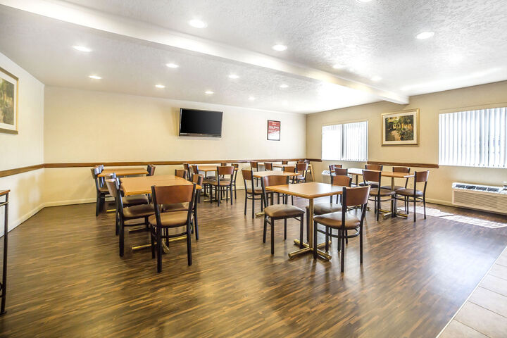 Econo Lodge Inn & Suites