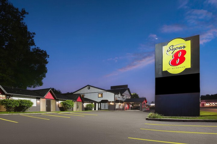 Super 8 by Wyndham Gananoque / Country Squire Resort