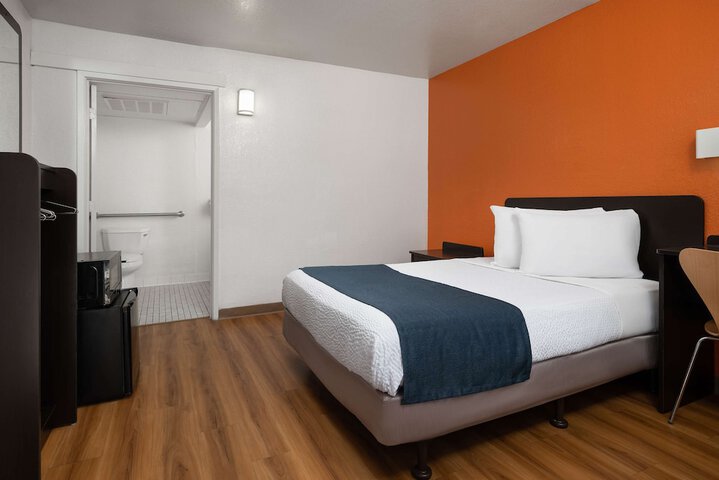 Room 25 of 33