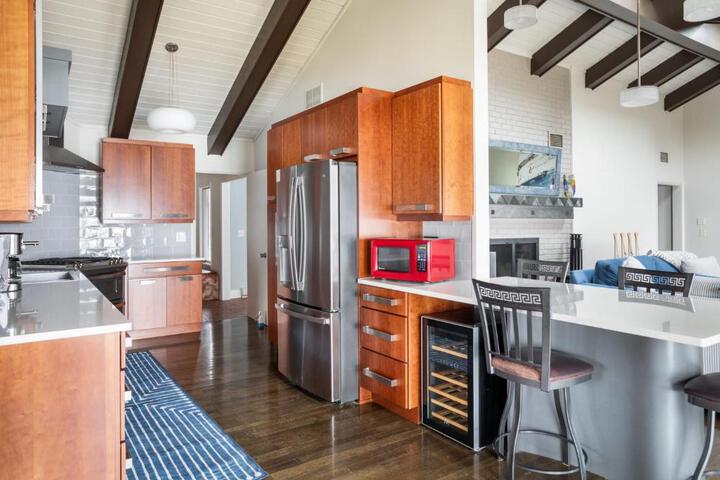 Sandbar Cedar Cottage on Lake Leelanau
