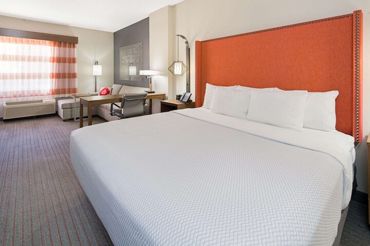 La Quinta Inn & Suites by Wyndham Orange County Airport