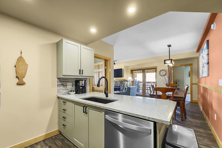 Luxury Remodeled Passage Point Condo - Short Walk to Lifts - Incredible View - PP403 by Redawning