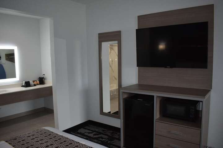Room 17 of 28