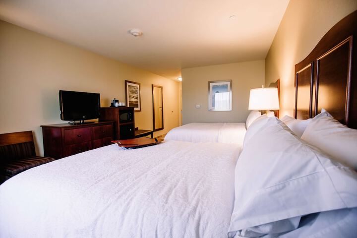 Hampton Inn & Suites Minot Airport