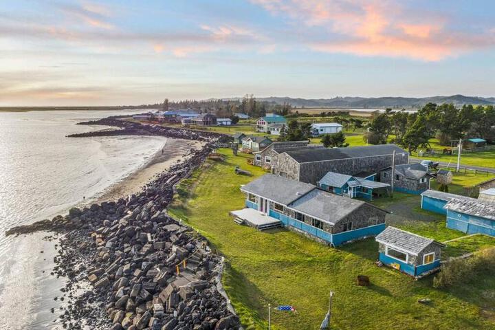 Cozy Coastal Getaway • Panoramic Ocean Views