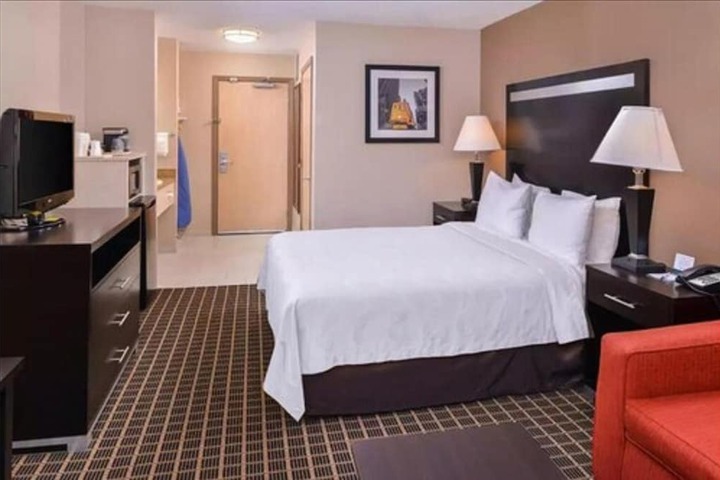 Room 8 of 33
