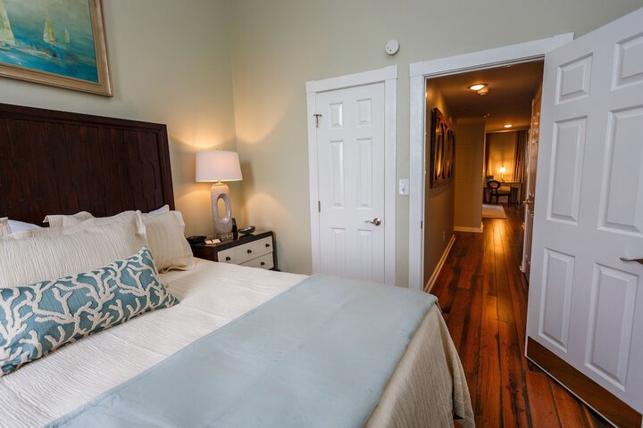 Olde Harbour Inn