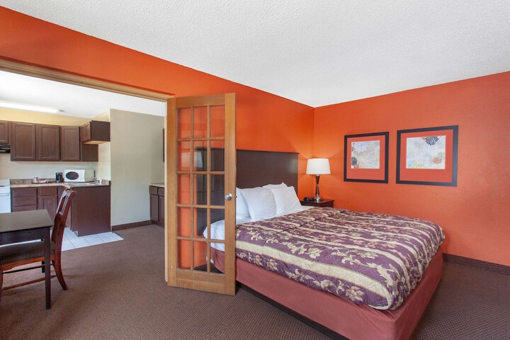 Room 10 of 18