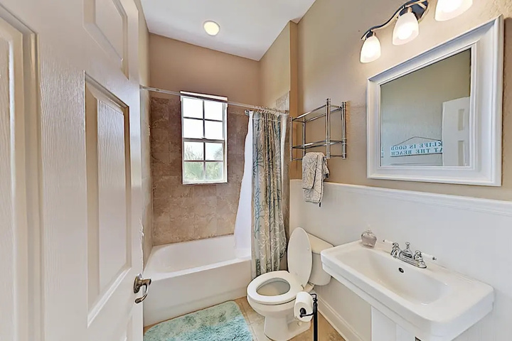 Immaculate Canal W / Pool Dock & Game Lounge 4 Bedroom Home