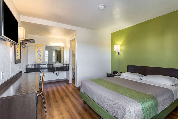 Room 26 of 34