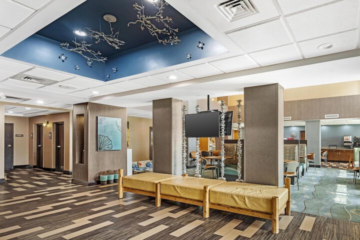 Best Western Plus Chain of Lakes Inn & Suites