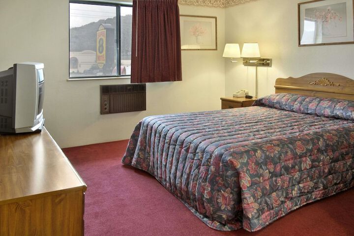 Room 6 of 8