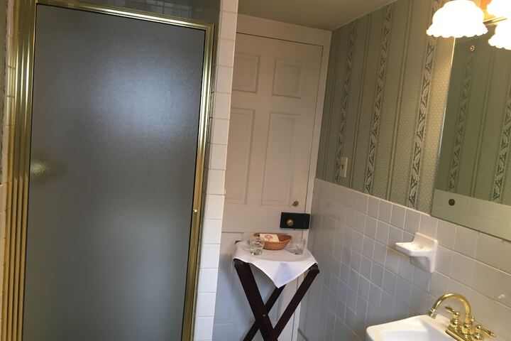 Room 8 of 33