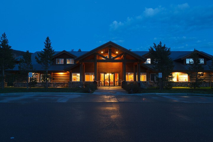 Headwaters Lodge & Cabins at Flagg Ranch