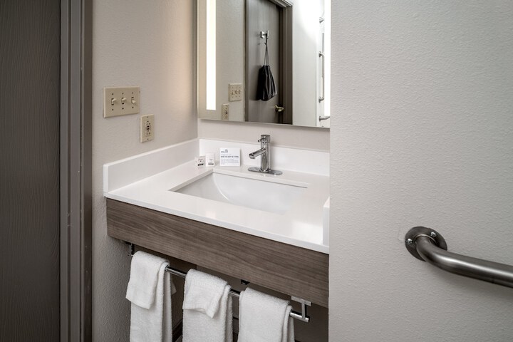 Room 5 of 32