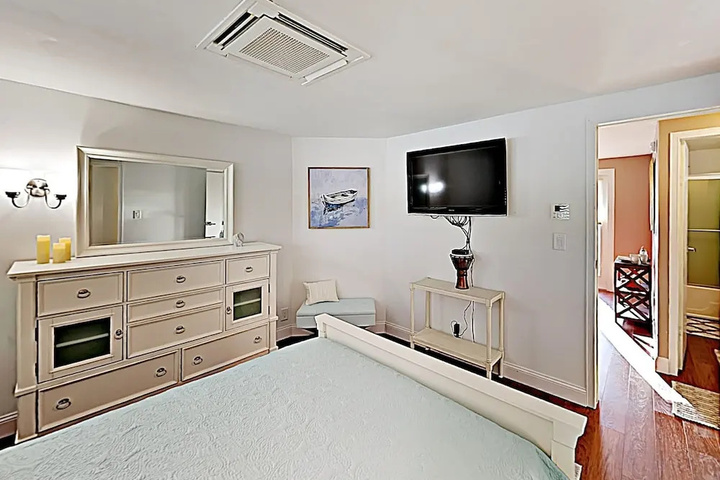Canal-side W / Private Dock Boats & Bikes 2 Bedroom Duplex