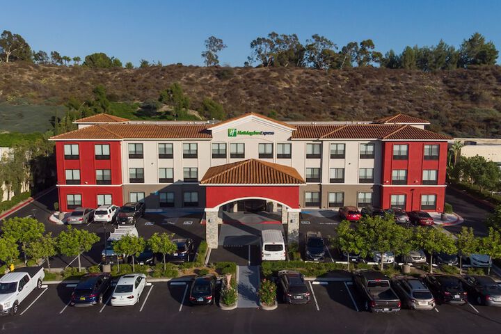 Holiday Inn Express & Suites Lake Forest by IHG