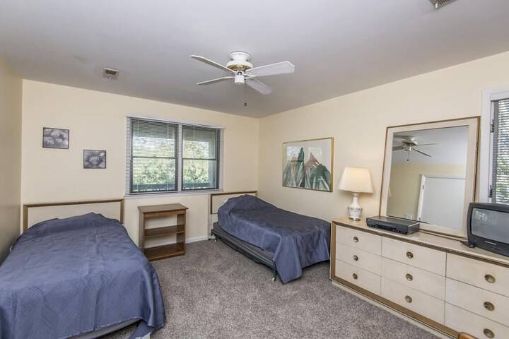 Room 11 of 16
