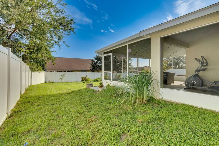 Charming Leesburg Getaway w / Screened Porch!