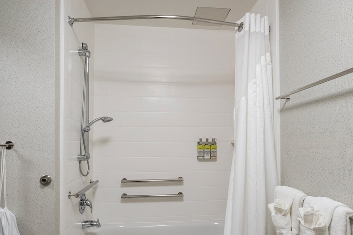 Holiday Inn Express & Suites Racine by IHG