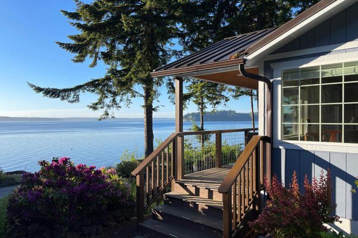 Puget Sound Chic Romantic Cottage with Private Beach Access & Gated Entry