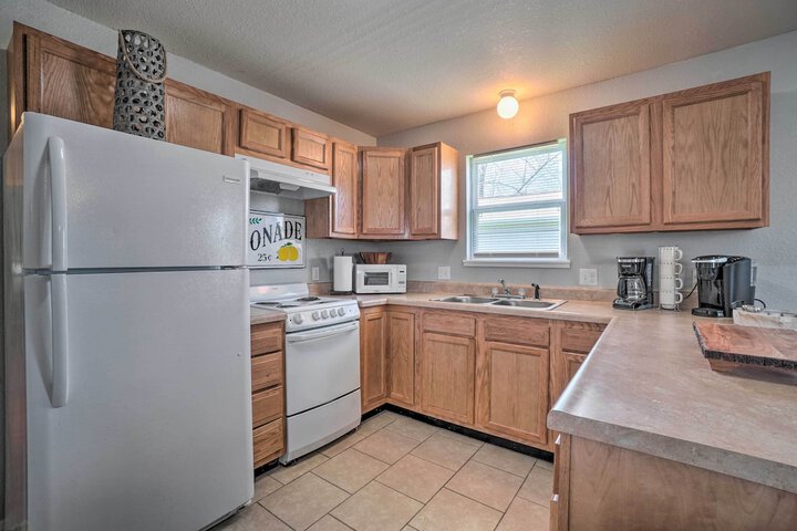 Charming One-level Home w / Deck Walk to Dtwn