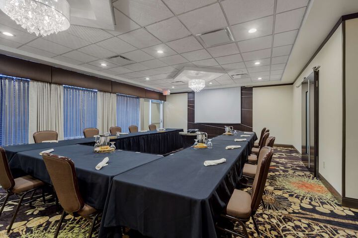 Best Western Premier Denham Inn & Suites