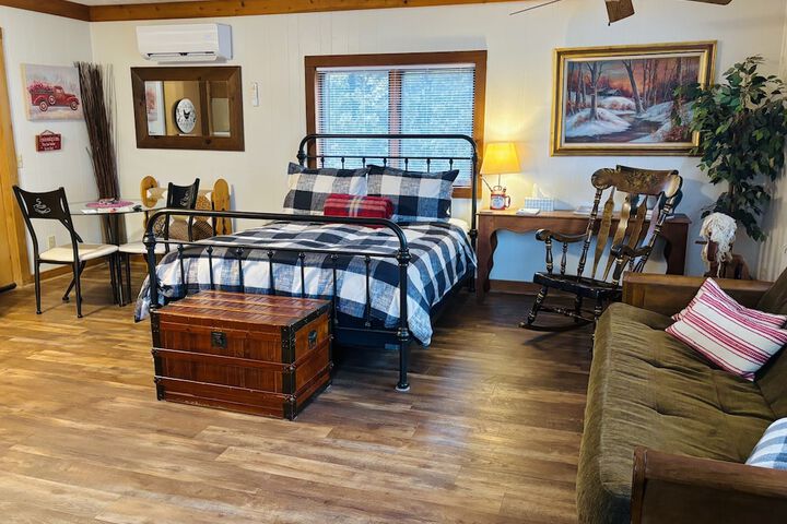 The Iris Garden Downtown Cottages and Suites
