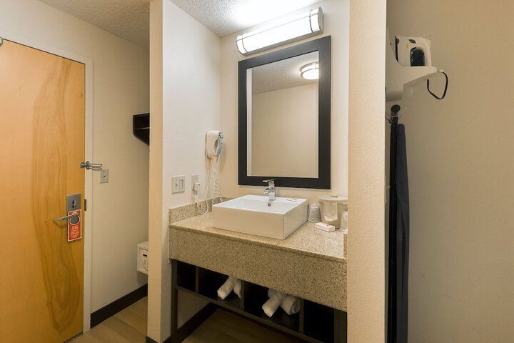 Room 11 of 33