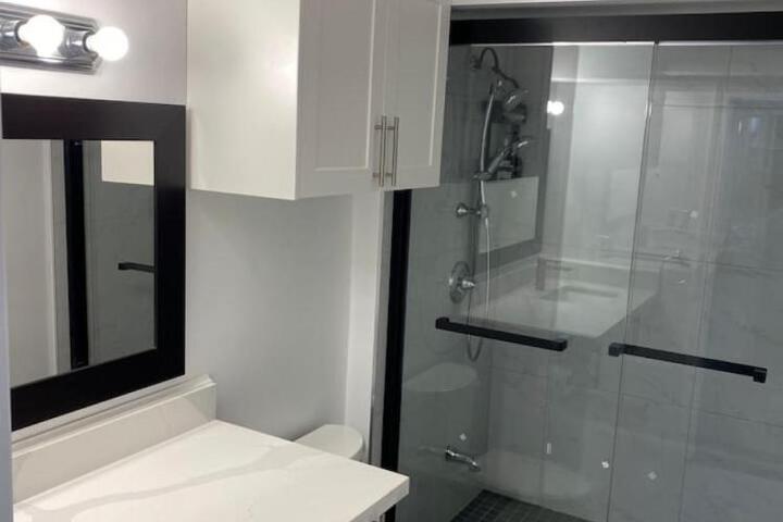 Adorable 3 Bedroom Apartment with Free Parking