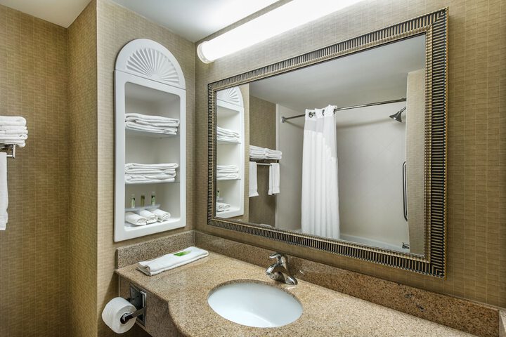 Holiday Inn Express Hotel & Suites Tilton - Lakes Region by IHG