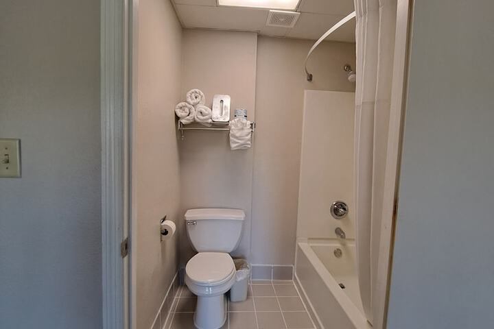 Days Inn & Suites by Wyndham Jekyll Island