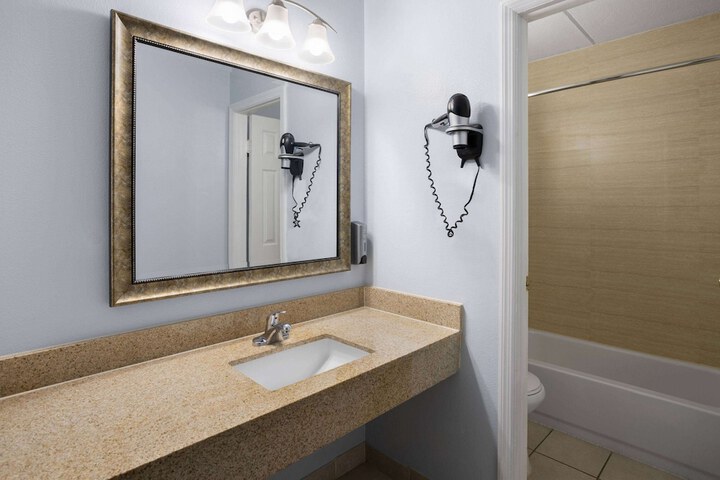 Days Inn by Wyndham Queensbury / Lake George