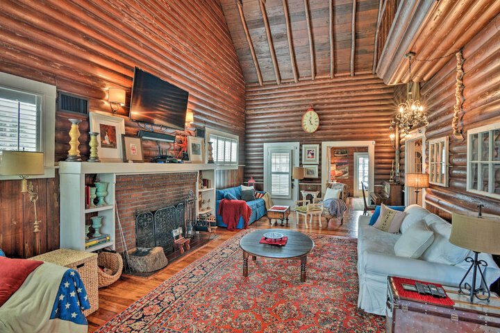 Lakefront Florida Retreat - Pool Table & Boat Dock