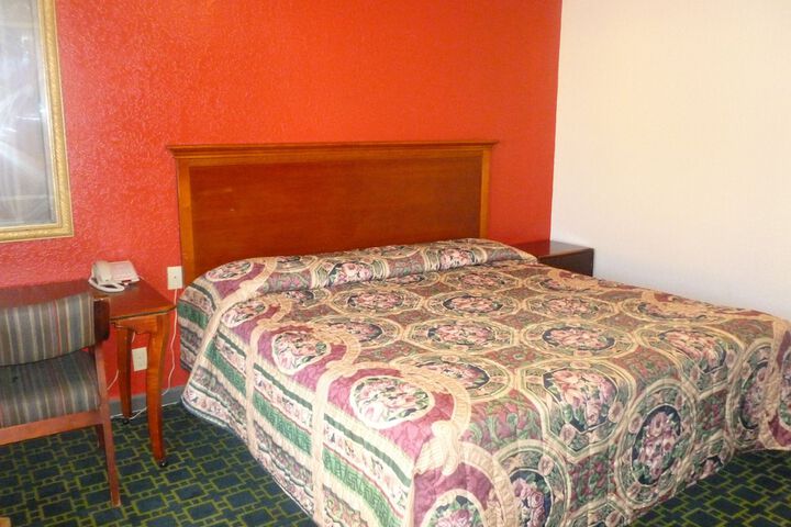 Room 17 of 28