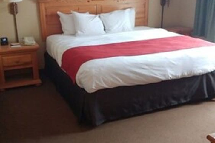 Country Inn & Suites by Radisson Waterloo, IA