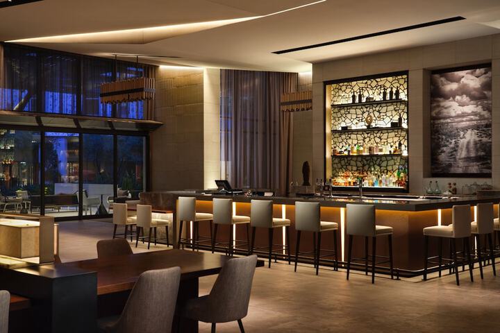 Lounge 54 of 64