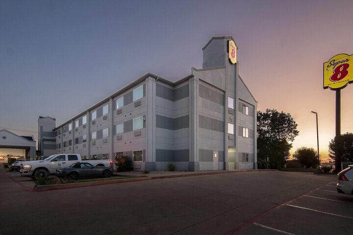 Super 8 by Wyndham Weatherford