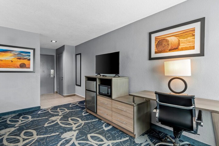Quality Inn Shawnee North I-40