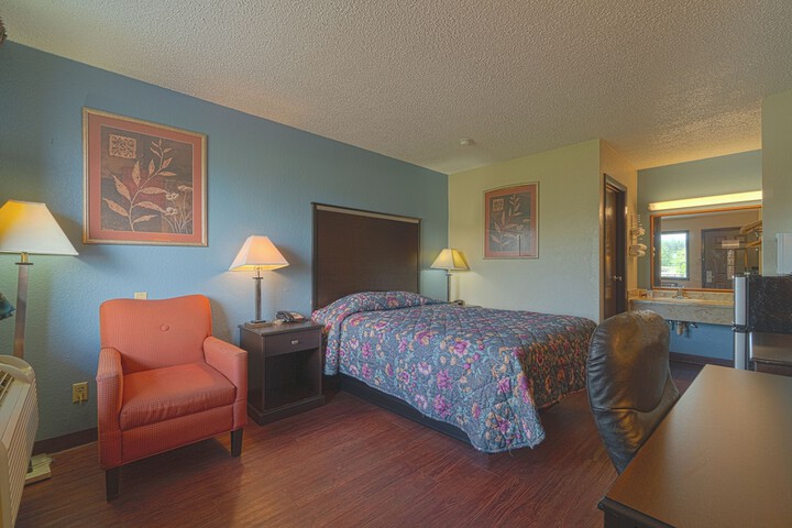Regency Inn & Suites by OYO Bay City TX