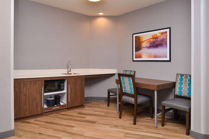 Lounge 105 of 114